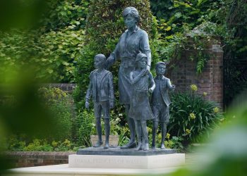Prince William and Prince Harry Inaugurate the statue of their mother Princess Diana