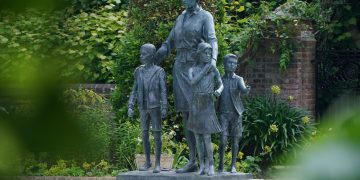 Prince William and Prince Harry Inaugurate the statue of their mother Princess Diana