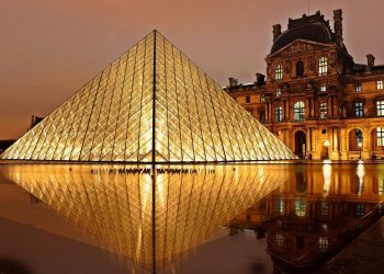 Burglary at the Louvre: imperial jewels stolen in the gallery of Apollo