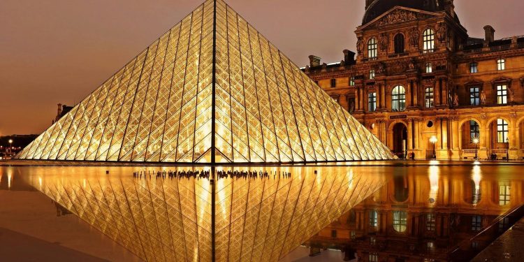 Burglary at the Louvre: imperial jewels stolen in the gallery of Apollo